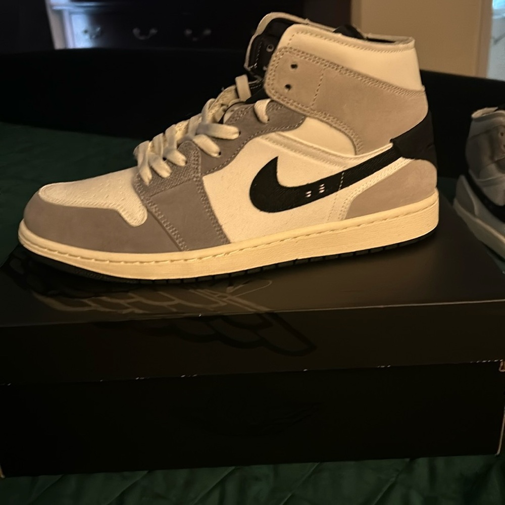New in Box Men's 11 Jordan 1 Mid Craft SE